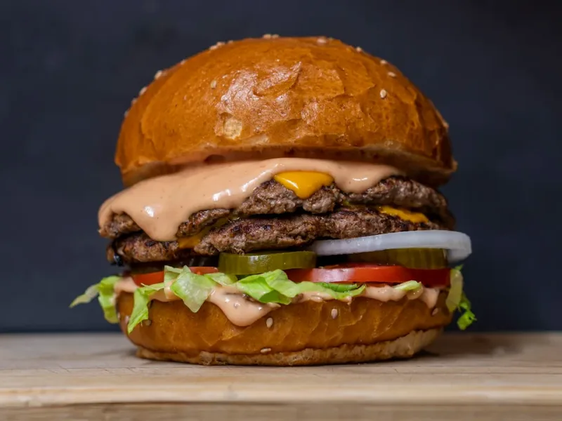 Hamburguesa premium con ingredientes generosos
