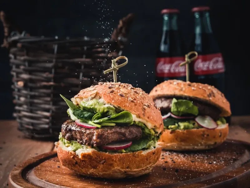 Carnes y brasas en cocina de restaurante