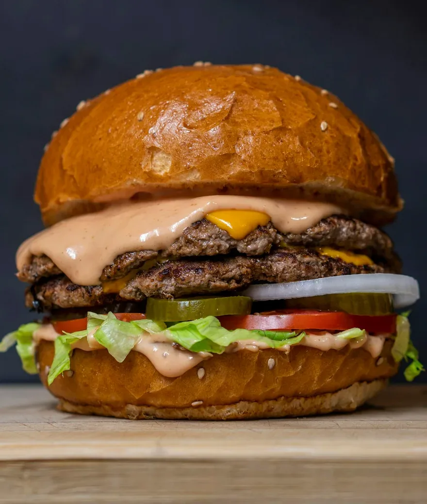 Hamburguesa jugosa y pan tostado, ambiente de carta